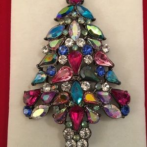 Avon Christmas tree rhinestone pin